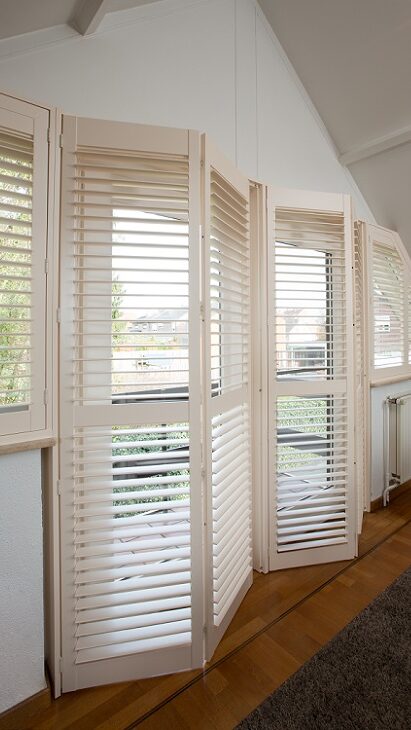 Shutters blancs comme revêtement de fenêtre
