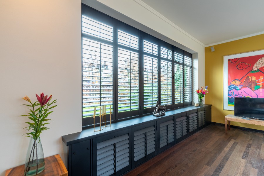 Style de vie colore avec des revetements de fenetres noirs