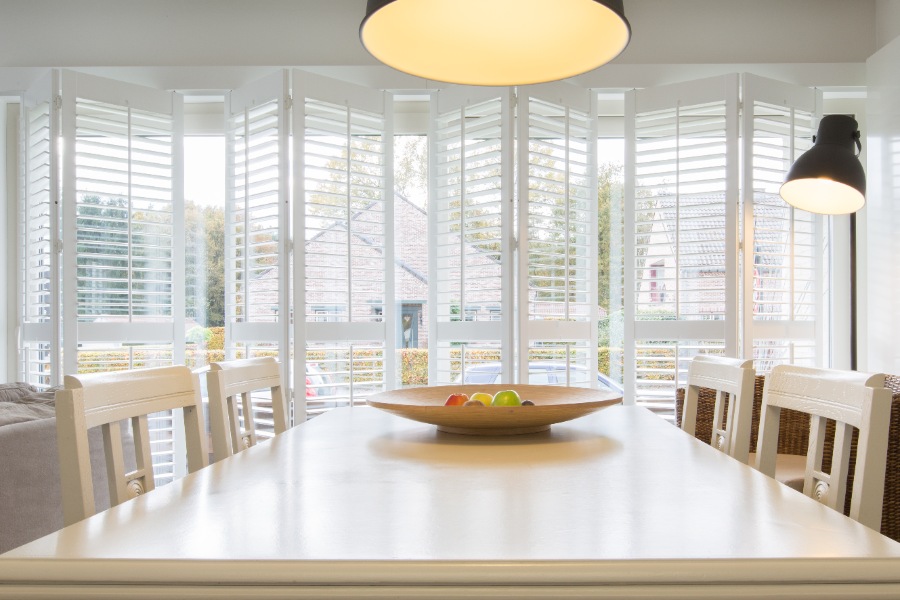 Tendances interieures 2025 avec shutters blancs