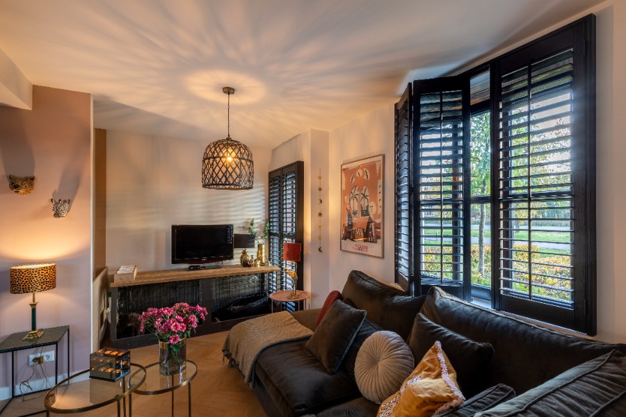 Décoration de fenêtre noire dans un style intérieur chaleureux