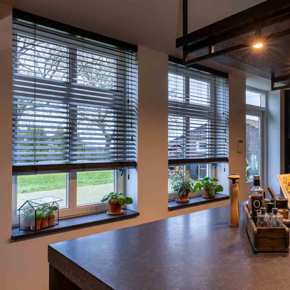 Stores en bois noir