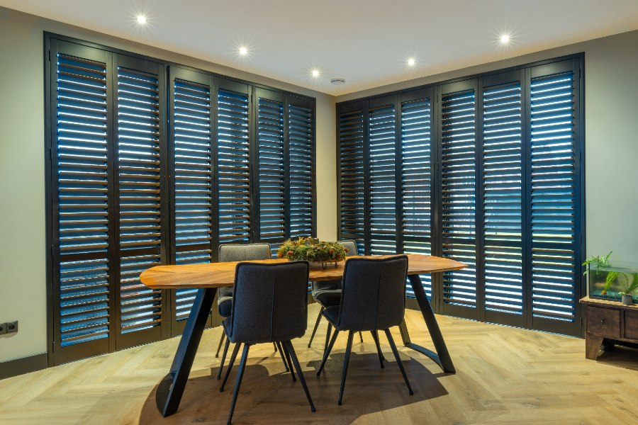 Parquet en bois revêtement de fenêtre noir dans un intérieur chaleureux