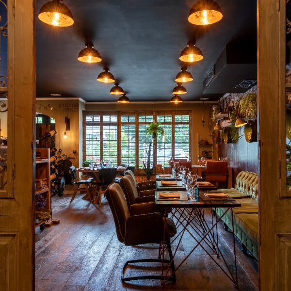 Style de vie chaleureux avec des accessoires en bois dans un restaurant