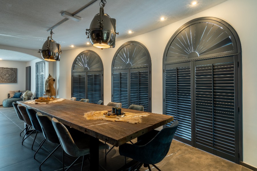 Fenêtre semi circulaire avec des couvre fenêtres noirs
