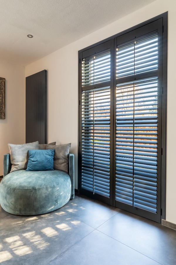 Fenêtres droites avec shutters noirs