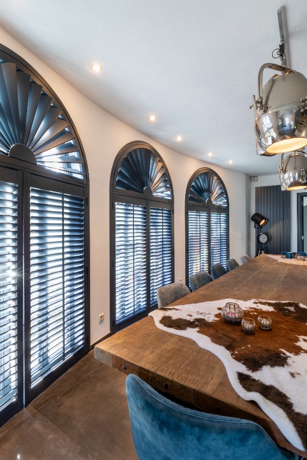 Shutters dans une salle à manger élégante
