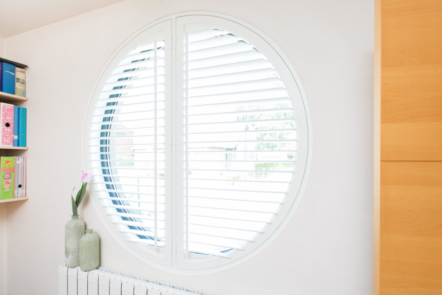 Shutters blancs pour fenêtres rondes