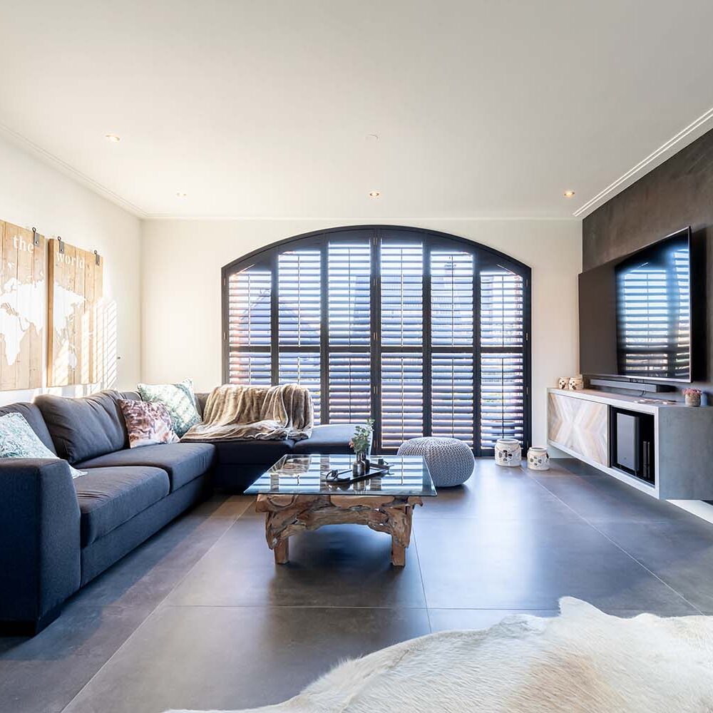 Shutters noirs pour une grande fenêtre cintrée