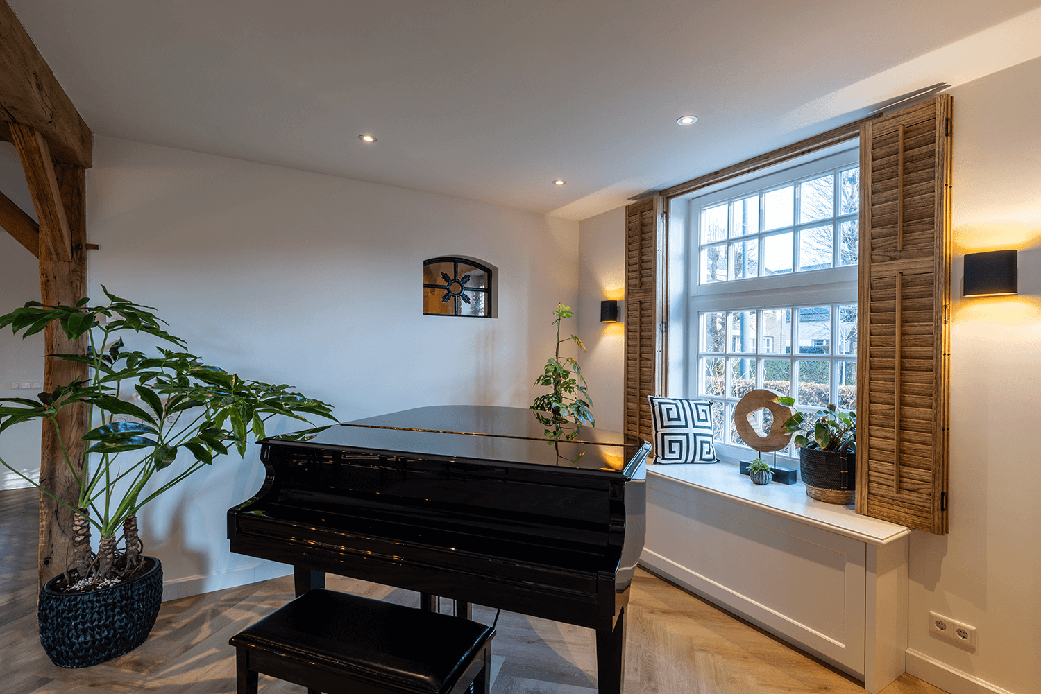 Shutters en bois dans un intérieur chaleureux.