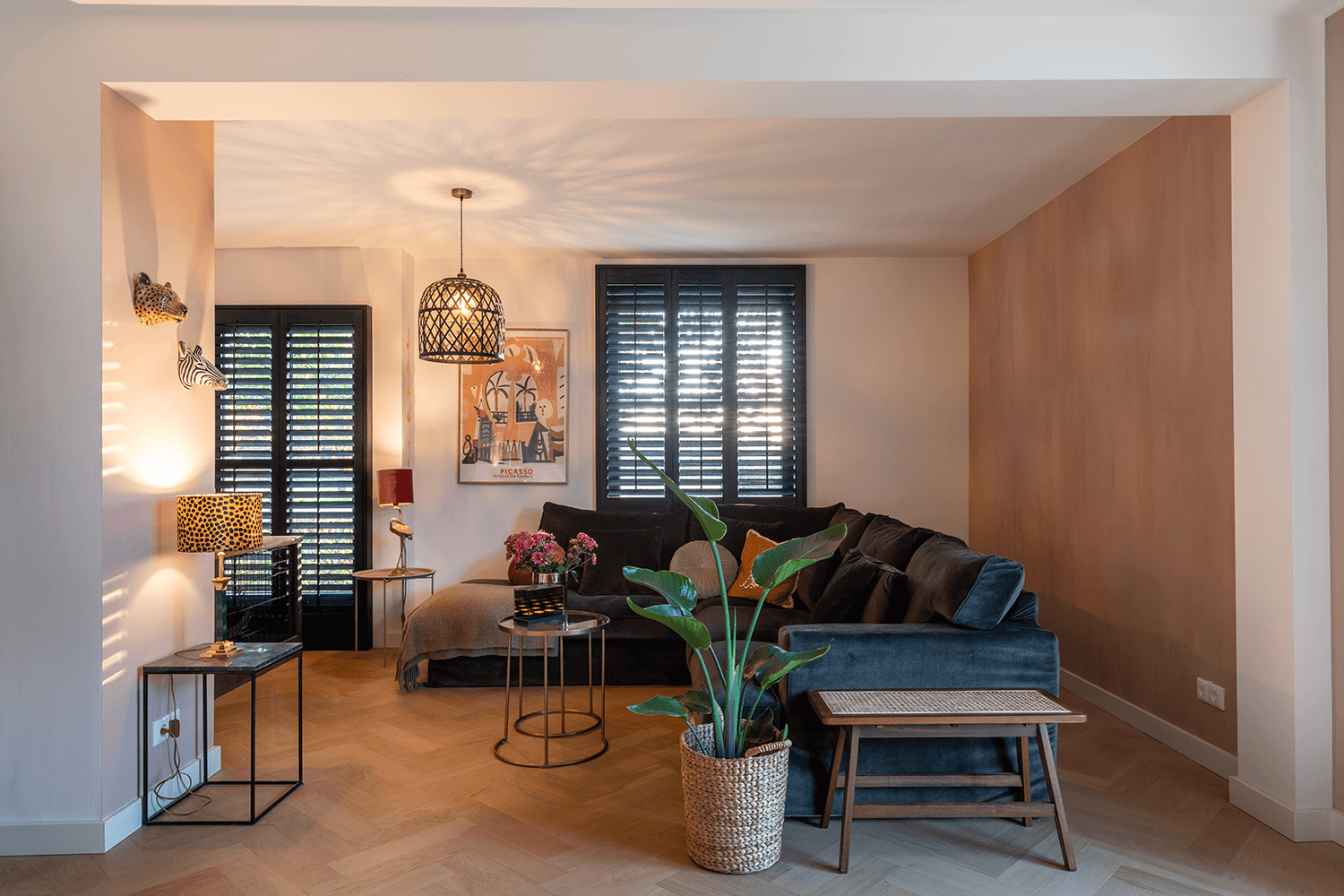 Décoration de fenêtre noire dans un style intérieur chaleureux