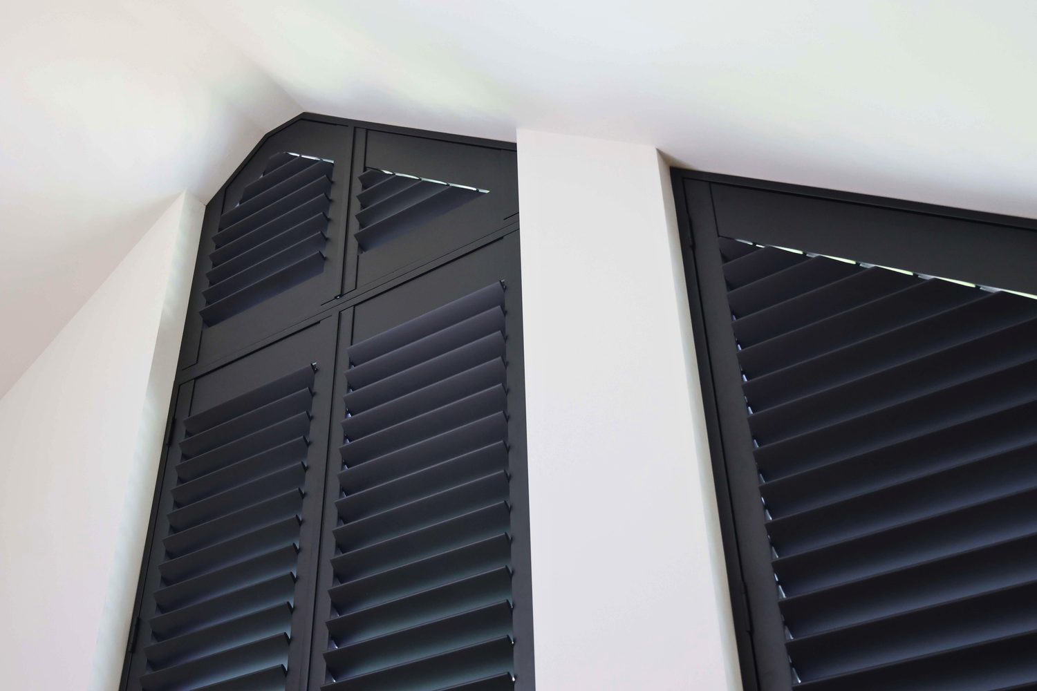 Shutters fenetre trangulaire fermes