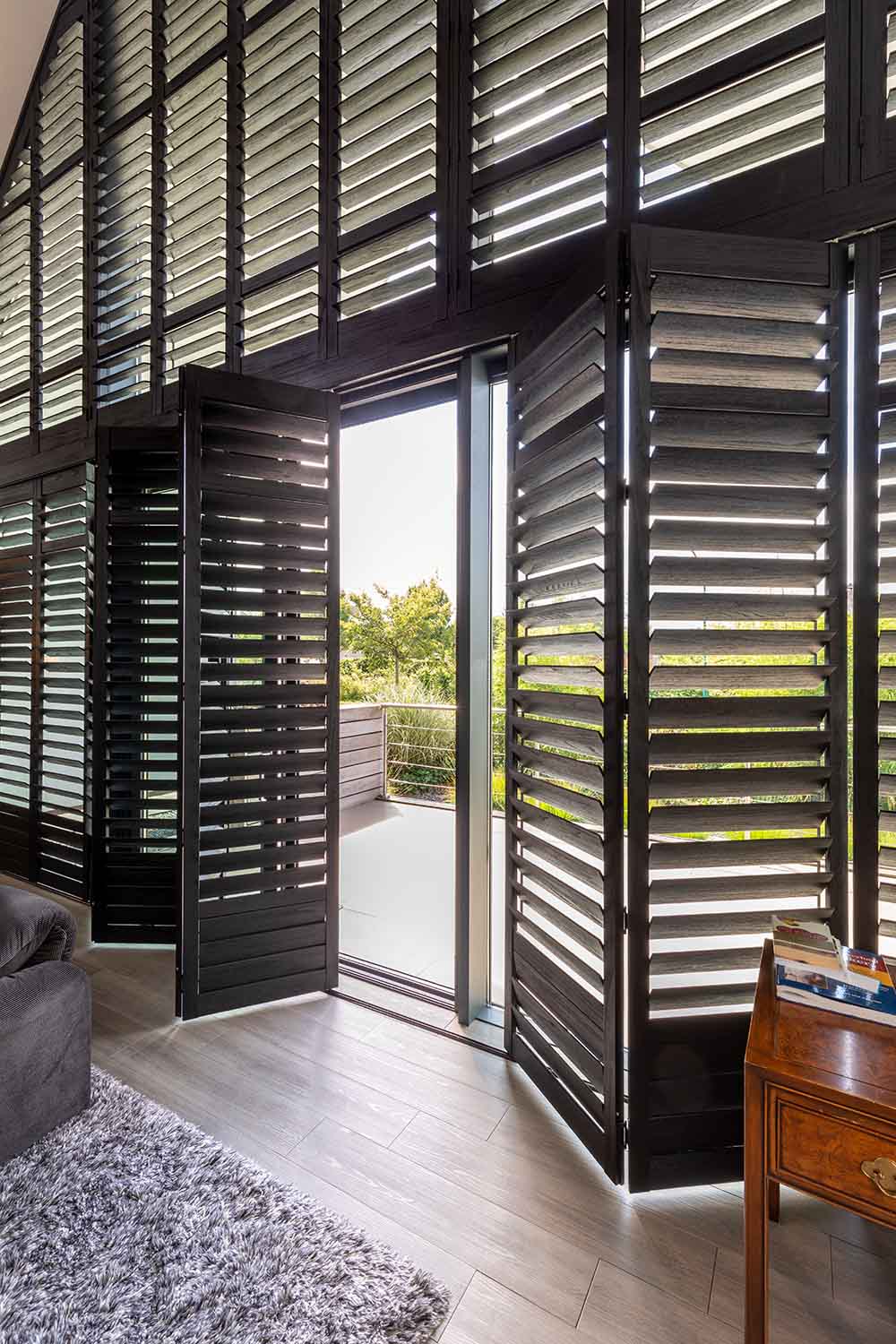 Zwarte shutters voor grote ramen