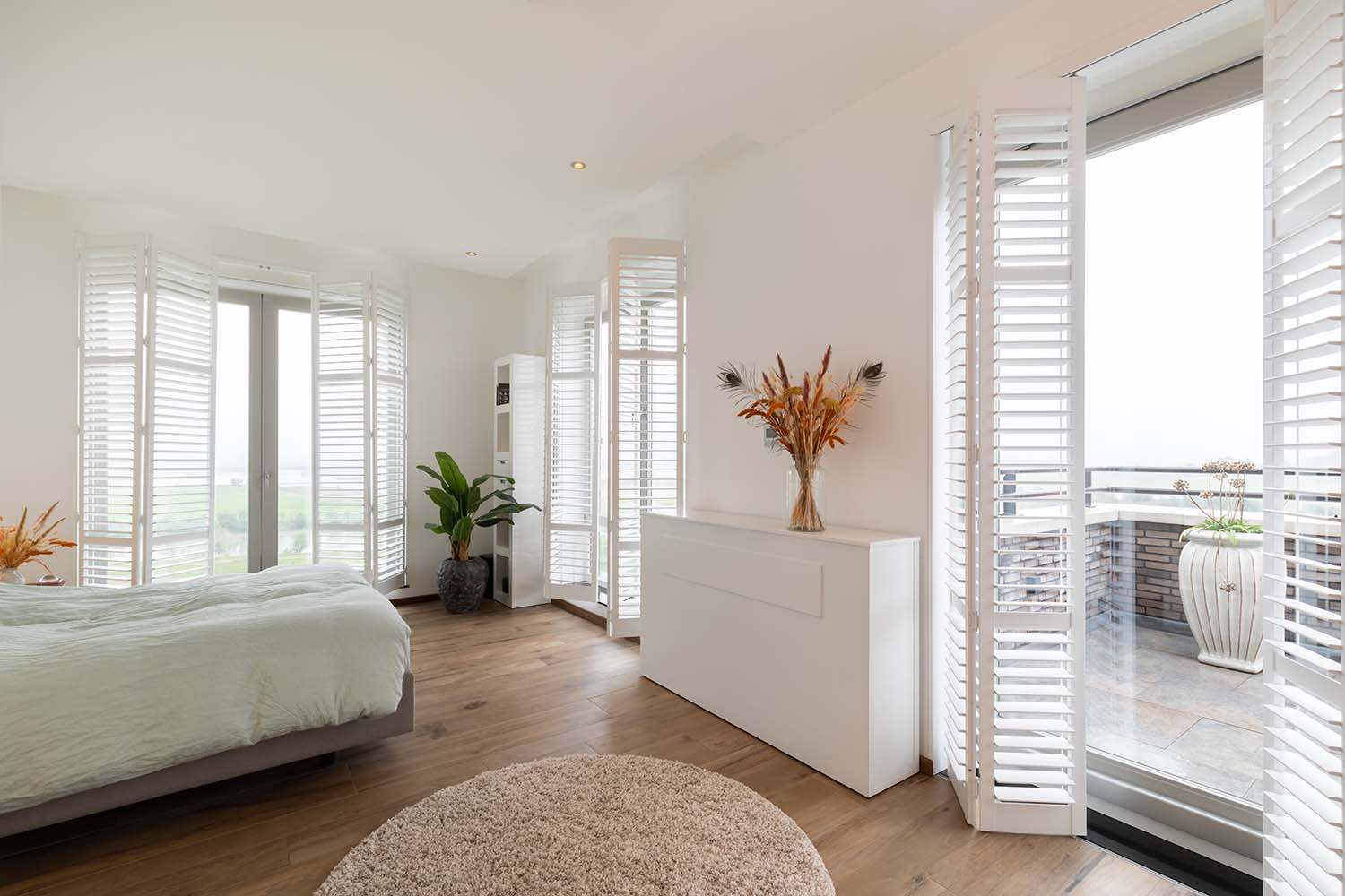 Witte shutters in de slaapkamer