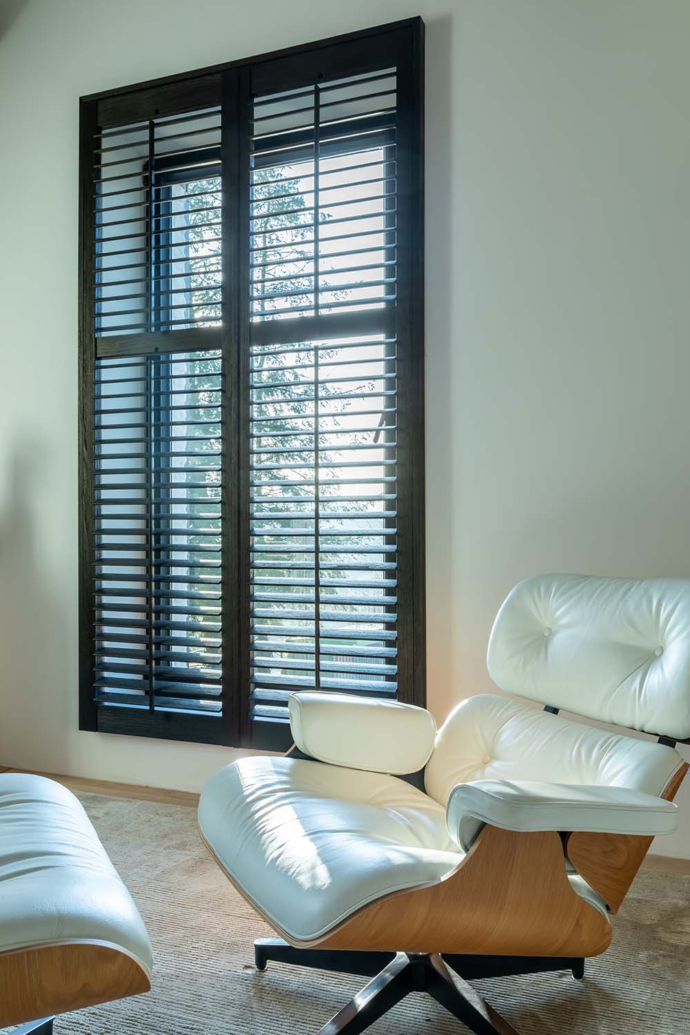 zwarte shutters in moderne ruimte