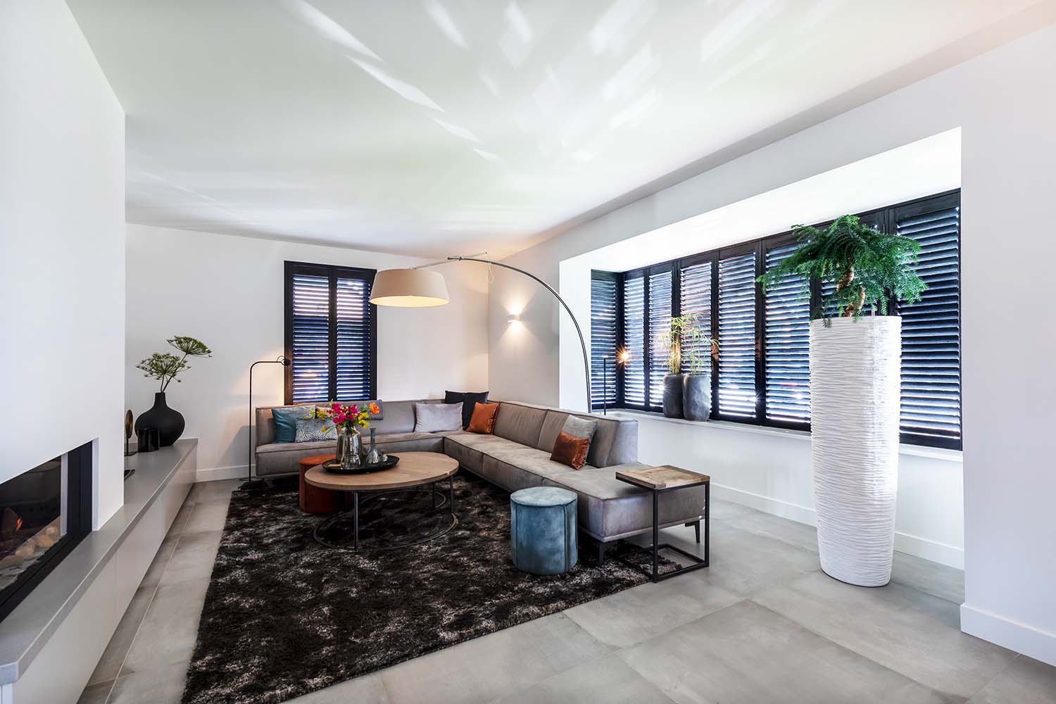 Zwarte shutters in moderne woonkamer