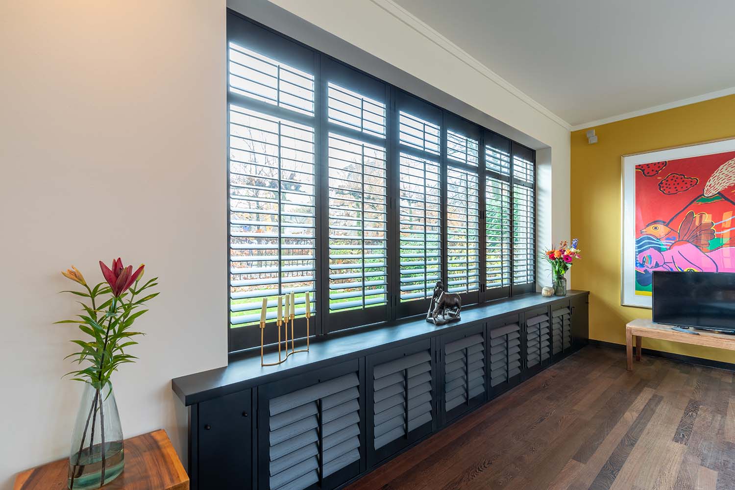 Zwarte shutters raamdecoratie