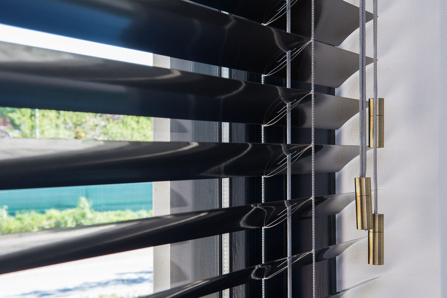 Moderne aluminium jaloezieën met koord