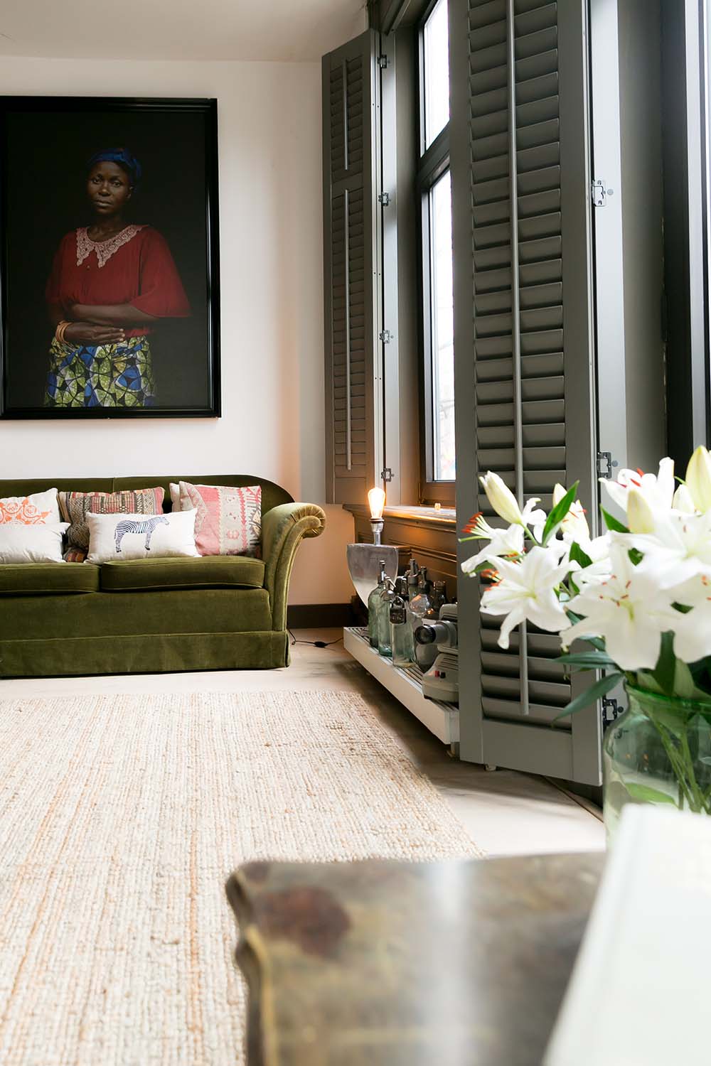 Zwarte shutters met tilt rod