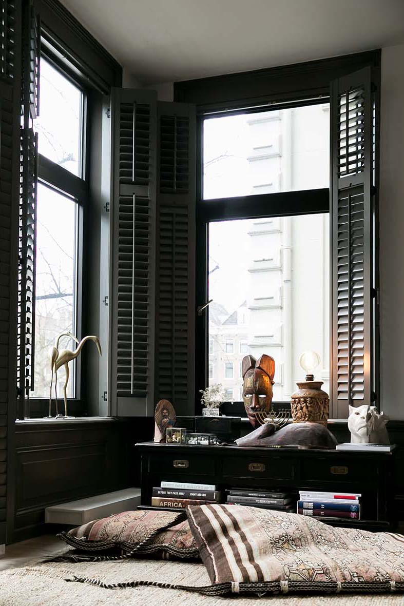 Stijlvolle woning met zwarte shutters met tilt rod