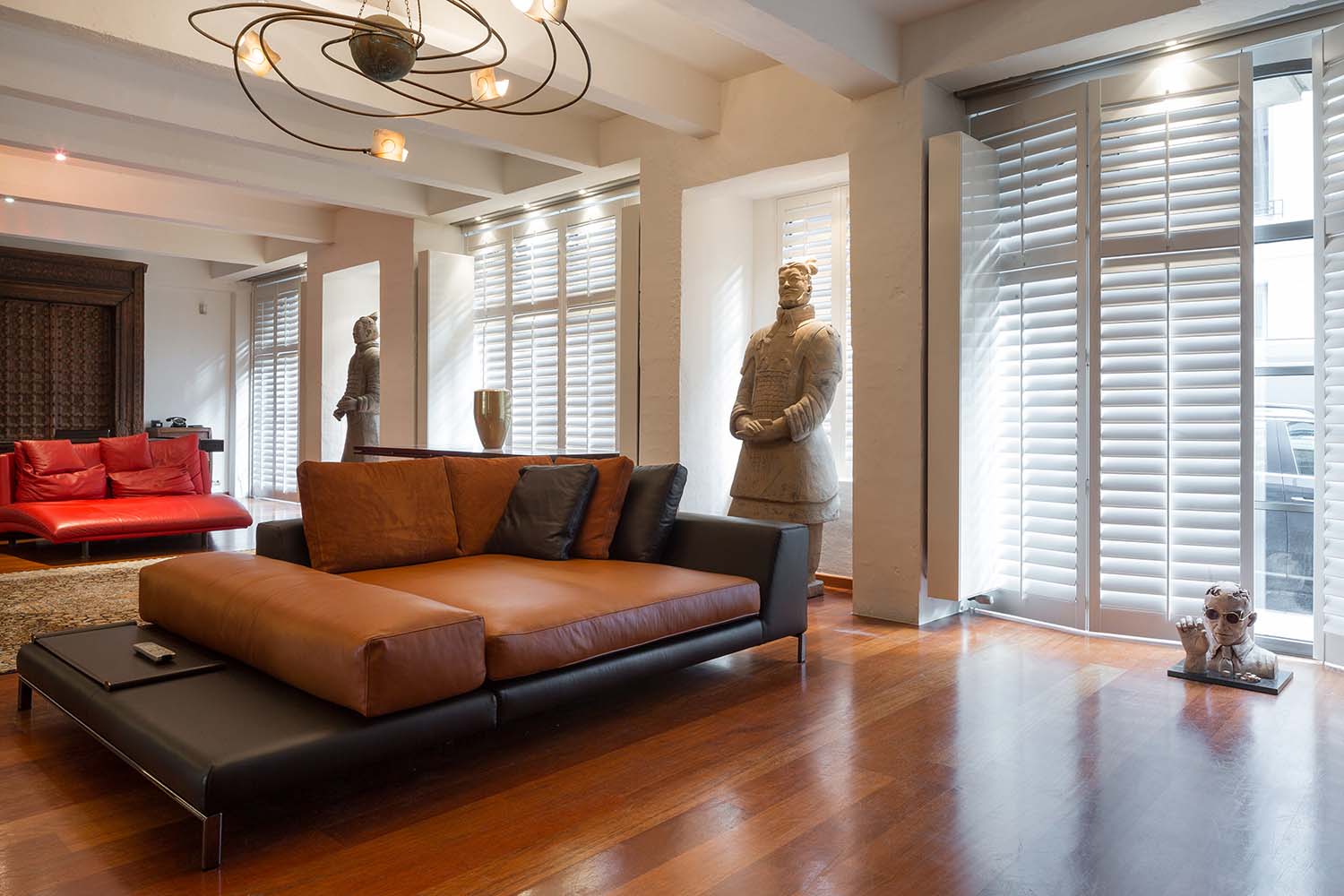 Witte shutters in moderne woonkamer