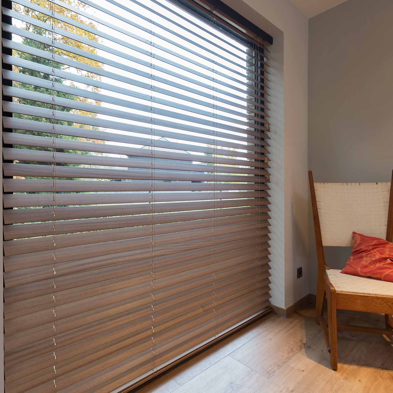 Houten jaloezieëen als raambekleding in het donkerbruin