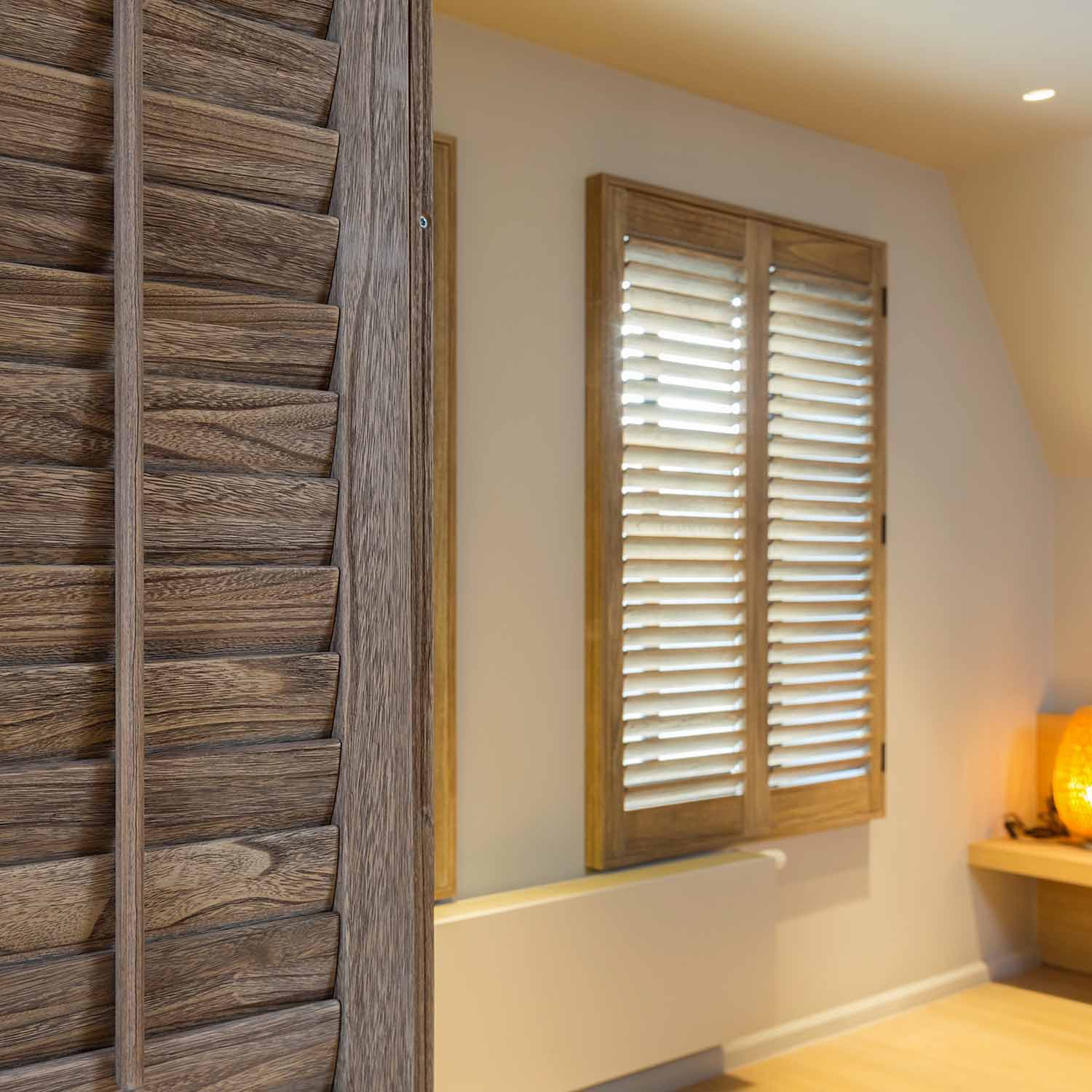 Raamdecoratie van hout Van Eyck shutters
