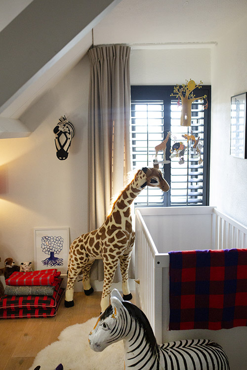 Jungle kamer voor kinderen met shutters als raamdecoratie