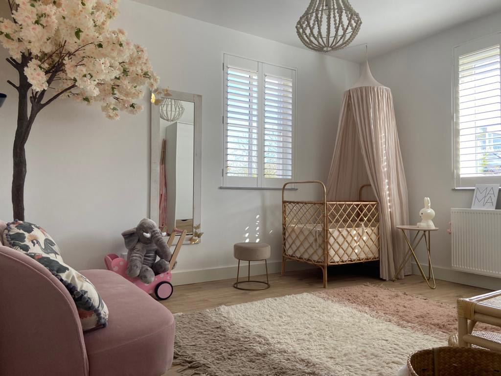 Shutters als raamdecoratie in de babykamer