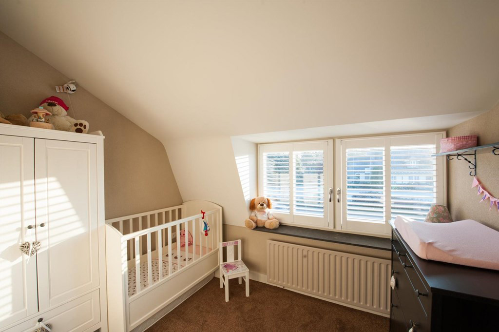 Raambekleding in neutrale kinderkamer