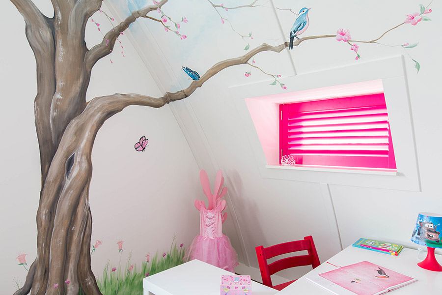 Raambekleding in fleurige kleur voor de kinderkamer