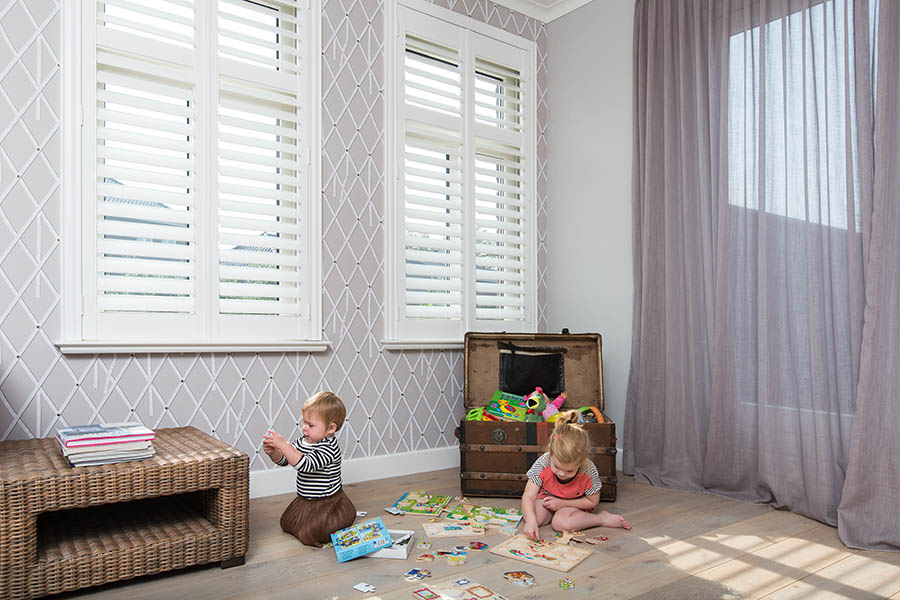 Shutters als raamdecoratie voor de kinderkamer speelkamer