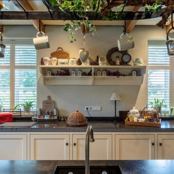 Landelijke keuken met witte raamdecoratie