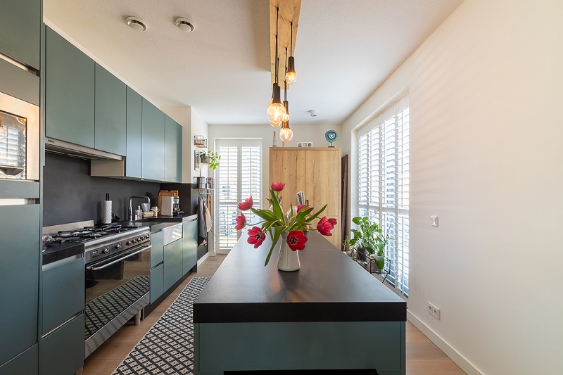Rustig kleurrijk scandinavisch interieur Van Eyck shutters