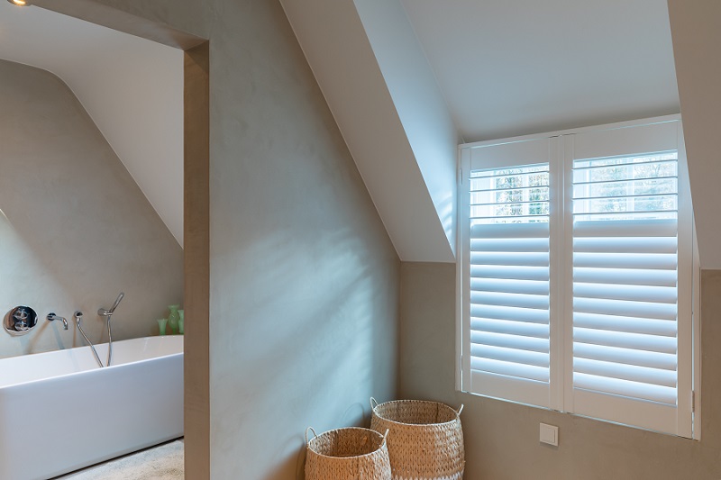 Badkamer in Japandi stijl met rustgevend ingericht