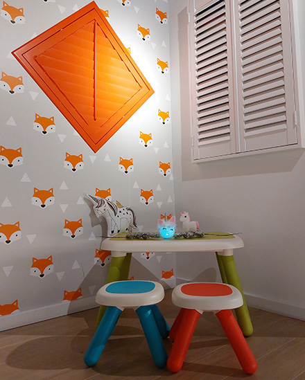 Raamdecoratie in de kinderkamer met kerstversiering