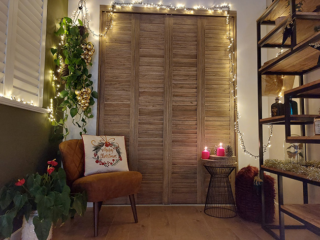 Shutters in beitskleur met kerstdecoratie interieur
