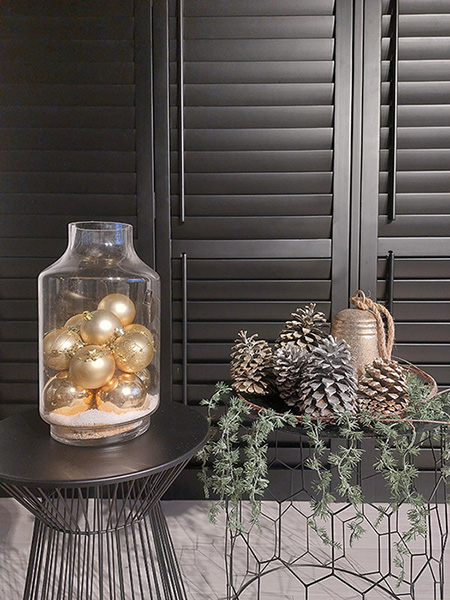 Zwarte shutters met bijpassende kerstversiering