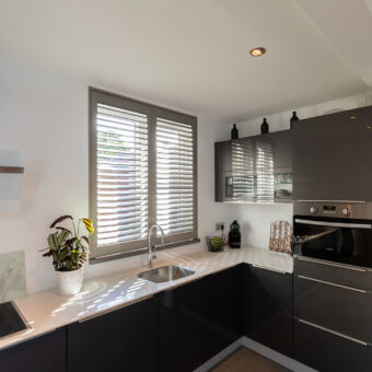 Taupe kleur shutters in de keuken