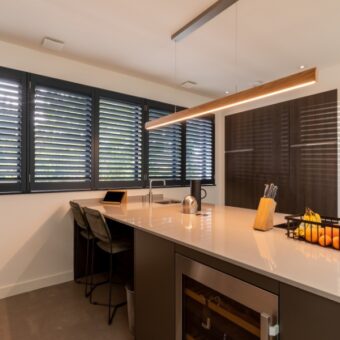 Keuken met antraciet shutters
