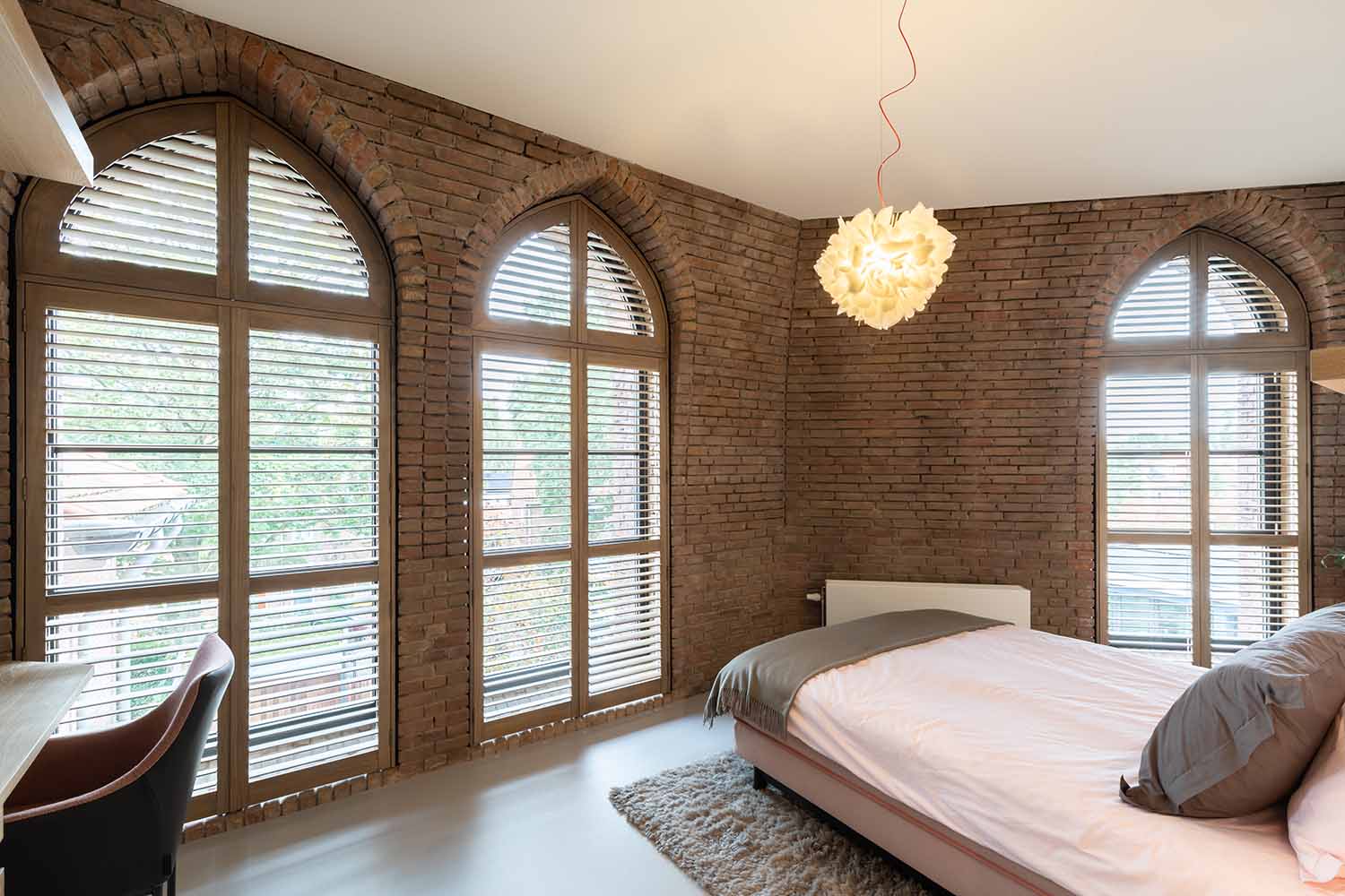 houten shutters in de slaapkamer