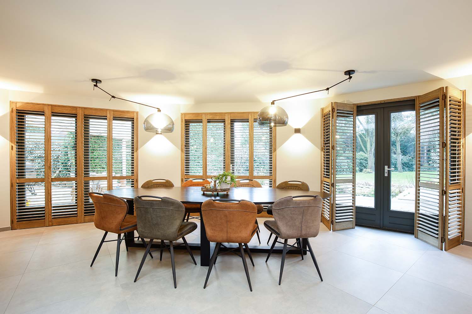 sfeervolle keuken met shutters raambekleding