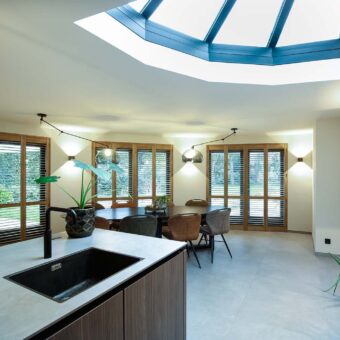 moderne keuken met shutters raambekleding