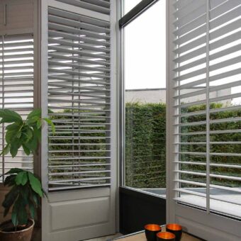 Bruin tint shutters voor grote raampartij
