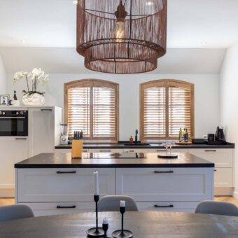shutters in beitskleur in landelijke keuken