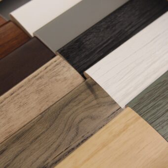 Staaltjes van shutters met diverse kleuren
