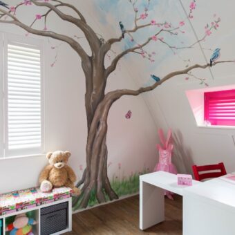 Roze shutters in kinderkamer