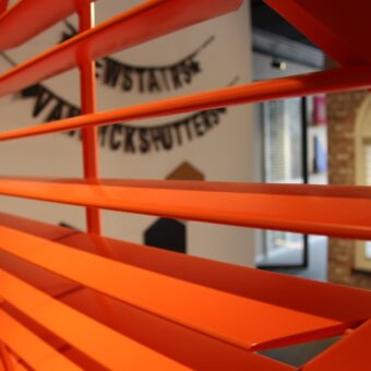 Oranje shutters in meerdere kleuren