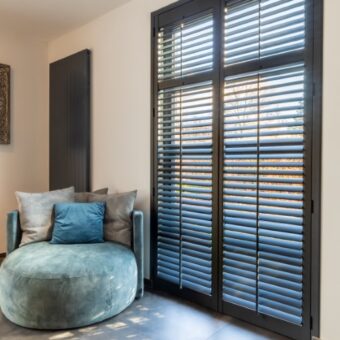 Antraciet shutters als raambekleding