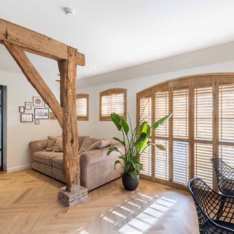 beitskleur shutters als raamdecoratie in de woonkamer