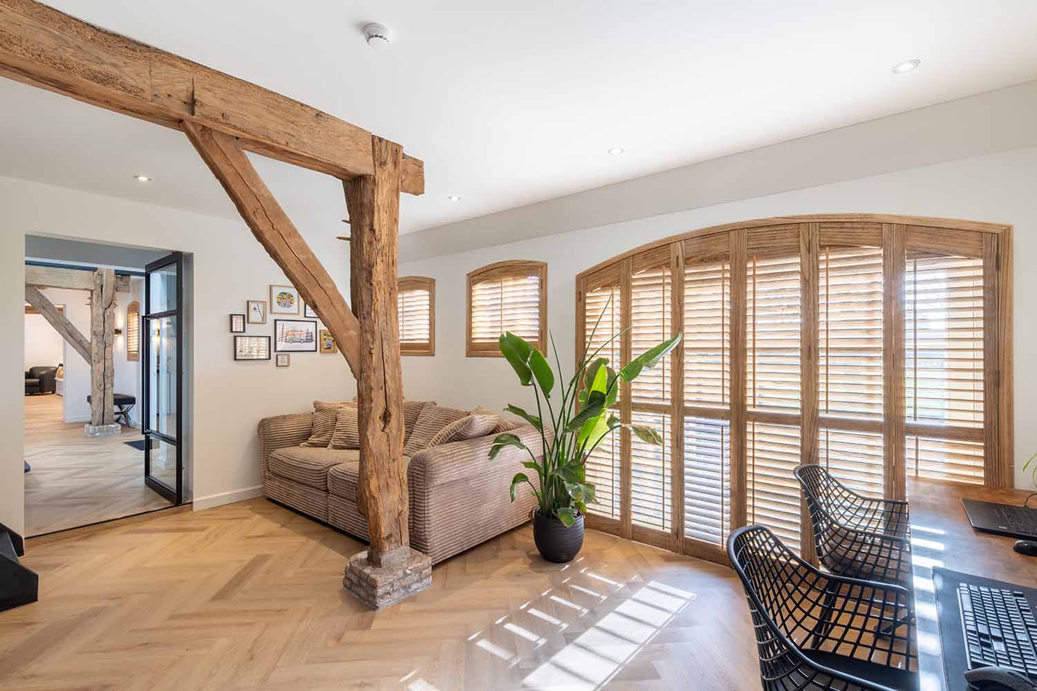 beitskleur shutters als raamdecoratie in de woonkamer